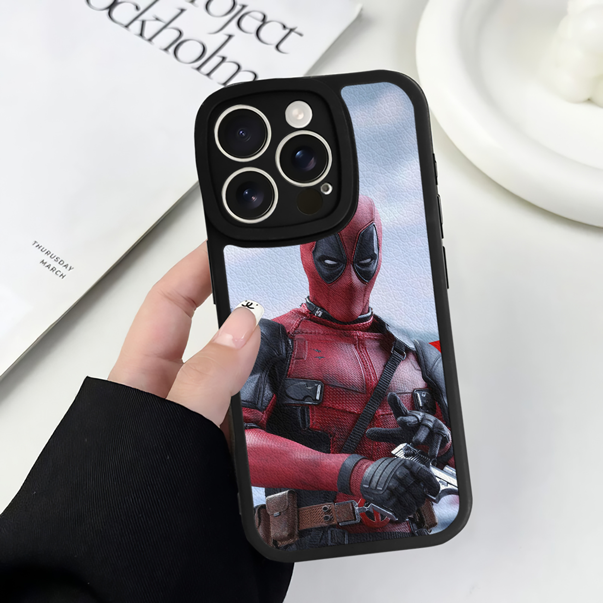 （画像用） Deadpool デッドプール 【iPhone 16シリーズ対応】シリコンスマホケース（レザー調） 材質：シリコン